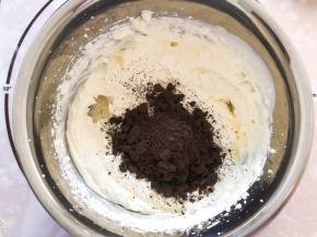 淡奶油加糖打发至十分发