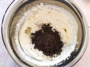 淡奶油加糖打发至十分发