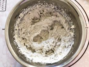 加入奥利奥碎打发均匀即可