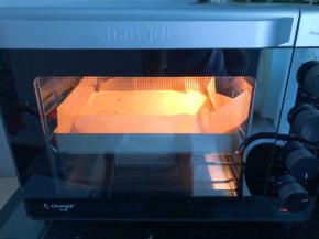 放入预热好的烤箱中层160度，上下火20分钟