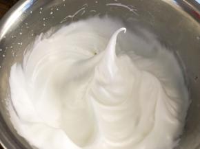 蛋白加入柠檬汁，分三次加入糖打发，打发至拉起打蛋头，蛋白有弯钩状态