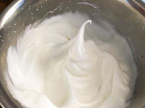 蛋白加入柠檬汁，分三次加入糖打发，打发至拉起打蛋头，蛋白有弯钩状态