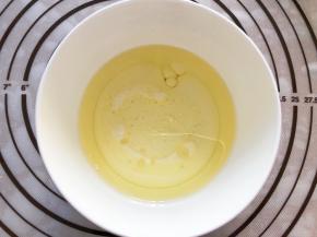 纯牛奶和玉米油混合搅拌均匀