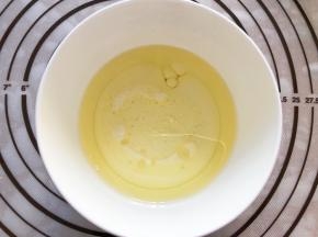 纯牛奶和玉米油混合搅拌均匀