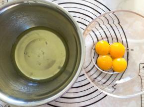 蛋白和蛋黄分离，蛋白盆中应无油无水无蛋黄