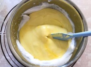 再倒回蛋白盆中继续翻拌均匀