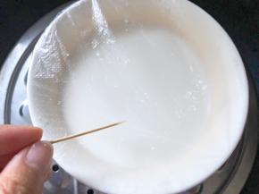 盖上保鲜膜，用牙签戳几个小洞，放入蒸锅中大火蒸30分钟，蒸至不流动状态即可，