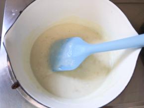 倒入纯牛奶搅拌均匀至无颗粒状态