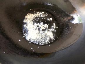 锅中倒入食用油，下蒜末炒香
