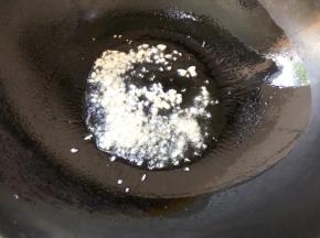 锅中倒入食用油，下蒜末炒香