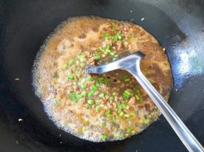 倒入一碗清水大火煮开，倒入一点淀粉水熬至浓稠即可