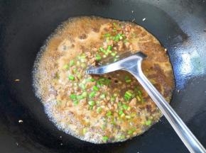 倒入一碗清水大火煮开，倒入一点淀粉水熬至浓稠即可