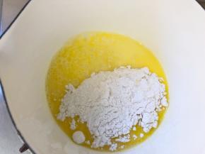 加入低筋面粉搅拌均匀至冒泡