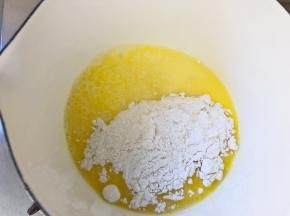 加入低筋面粉搅拌均匀至冒泡