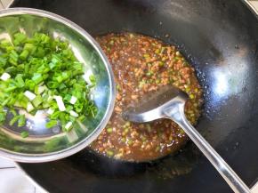 最后倒入香葱翻炒均匀