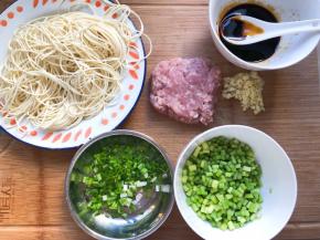 准备好食材，肉剁成肉末，蒜苔切丁，蒜剁碎，香葱切碎