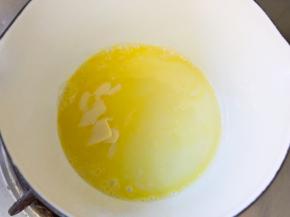 黄油放入奶锅中小火融化成液体