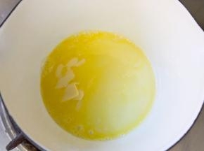 黄油放入奶锅中小火融化成液体