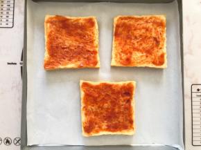 吐司刷上番茄酱