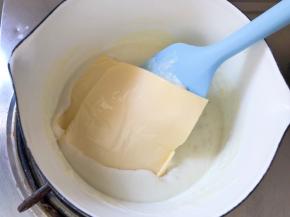 放入芝士片搅拌均匀