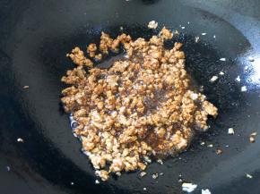 倒入刚刚调好的酱汁翻炒均匀