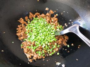 放入蒜苔丁翻炒均匀