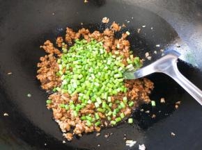 放入蒜苔丁翻炒均匀