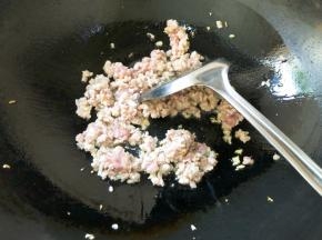 放入猪肉翻炒至变色