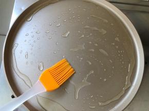 平底锅刷上少许食用油