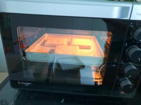 放入预热好的烤箱中层，上下火200度10分钟