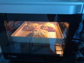 放入预热好的烤箱中层，上下火200度15分钟