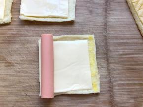 放上一根火腿肠，吐司边上刷上蛋液