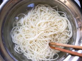 放凉水中过一下，这样防粘