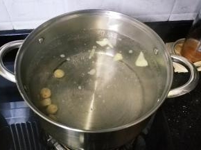 汤锅里放入足量水、姜片、瑶柱五粒