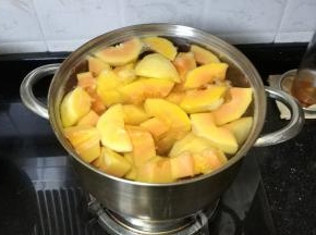 水开后放入切块的木瓜大火煲十分钟