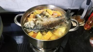 然后放入煎好的鲫鱼