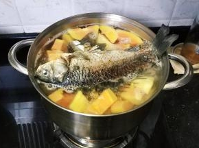 然后放入煎好的鲫鱼