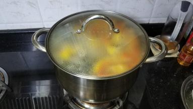 盖上盖子转中火煲40分钟或1小时（看水量来定时长）