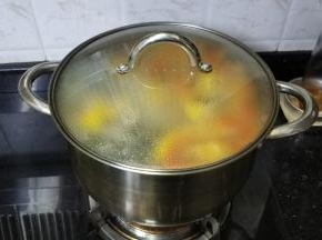 盖上盖子转中火煲40分钟或1小时（看水量来定时长）