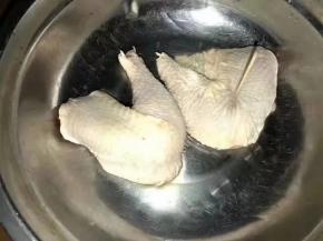 鸡腿两只洗干净，用牙签在鸡腿上扎上若干小眼，方便入味