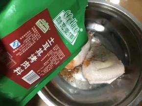倒入酷克100土耳其风味烤肉料，稍加一点点水，均匀的涂抹在鸡腿上