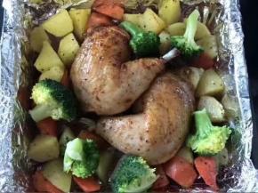 烤箱预热200度， 烤25分钟， 拿出鸡腿上刷上一层蜂蜜， 挤少许柠檬汁， 放上适量焯好水的西兰花， 再烤5分钟即可   出炉后，装饰柠檬片。鸡腿搭配蔬菜，营养丰富