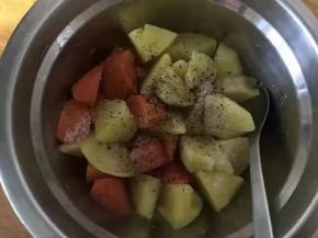 将土豆和胡萝卜放入蒸锅中蒸5、6分钟 ，蒸好的土豆和胡萝卜加入黑胡椒、盐和橄榄油拌匀