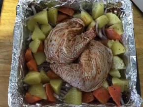 将腌好的鸡腿放在中间