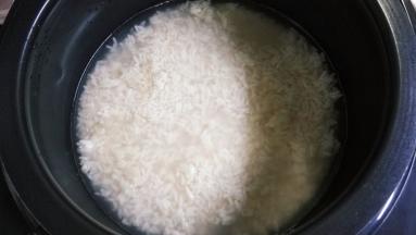 照常煮白米饭（喜欢盐油饭的可放入盐油拌均匀）