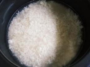 照常煮白米饭（喜欢盐油饭的可放入盐油拌均匀）