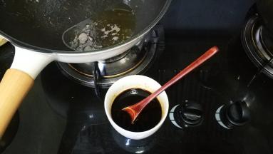 蚝油1勺、酱油2勺、糖半勺放入碗里拌均匀，锅里热油