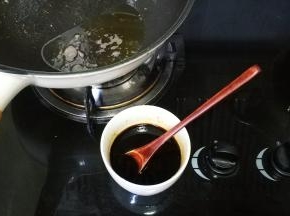 蚝油1勺、酱油2勺、糖半勺放入碗里拌均匀，锅里热油