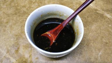 将热油倒入混合调料里拌均匀