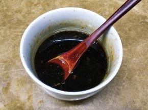 将热油倒入混合调料里拌均匀